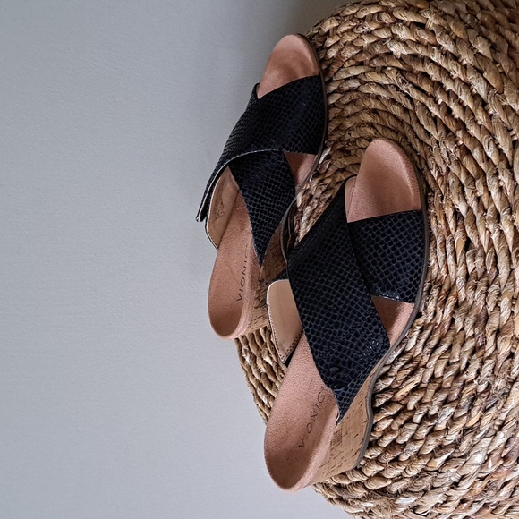 Vionic Womens Leticia Black Shiny Snakeskin Print Leather Wedge Sandals Cork S-9 - Picture 1 of 8